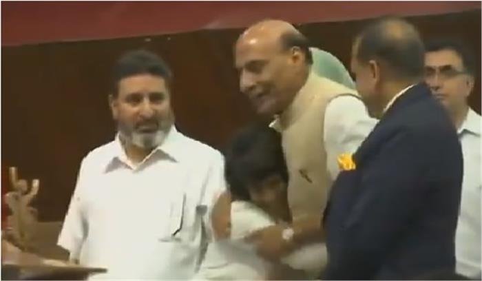 मंच पर बच्ची ने राजनाथ सिंह से कर दी ऐसी फरमाइश कि मना नहीं कर पाए गृहमंत्री