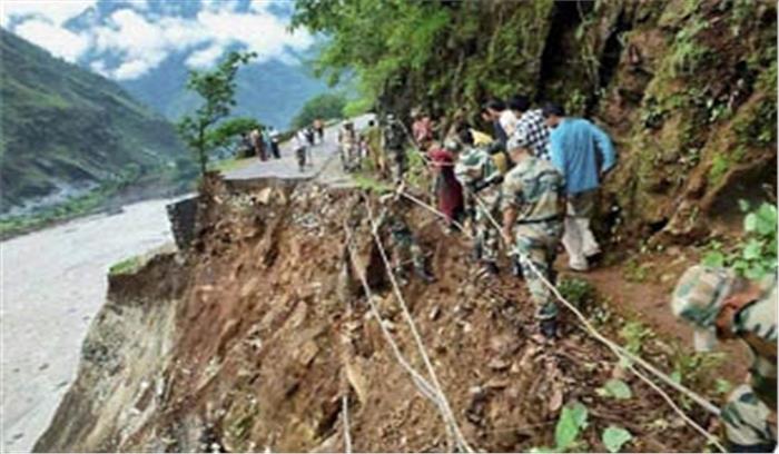 भारी बारिश और भूस्खलन से हिमाचल प्रदेश की कई सड़कें बाधित, कई जगह रोड भूस्खलन की चपेट में