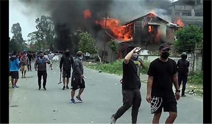 मणिपुर में फिर भड़की हिंसा , ईस्ट इम्फाल में घरों में तोड़फोड़ , कैंप में सो रहे लोगों पर हमला

