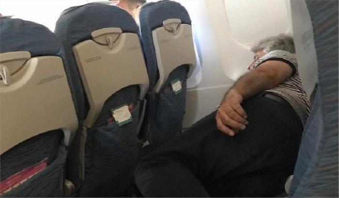 यात्रियों से कहा फ्लाइट में सीट खाली नहीं पर पीआईए के पूर्व एमडी तीन सीटों पर सोते दिखे, महिला पत्रकार ने फोटो शेयर कर किया खुलासा