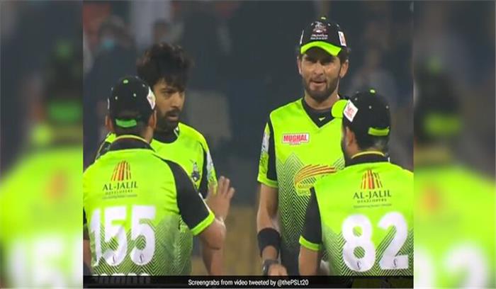 पाकिस्‍तान सुपर लीग में गेंदबाज ने विकेट लेने के बाद साथी खिलाड़ी को मार दिया थप्पड़
