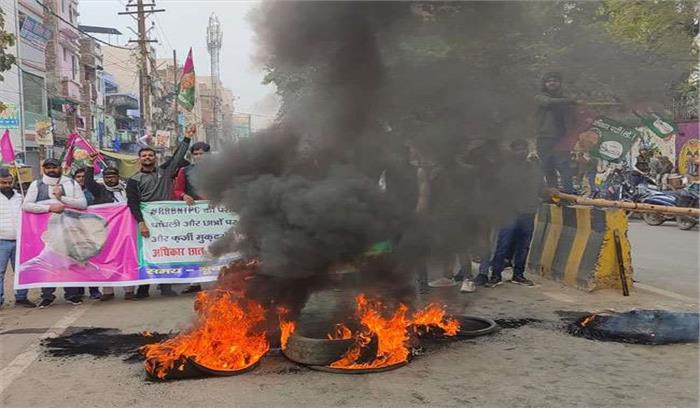 बिहार बंद – पटना में प्रदर्शनकारी छात्रों का हंगामा - आगजनी - जाम  , दरभंगा में ट्रेन रोकी , खान सर’’ बोले – छात्र दूर रहें हिंसा से

