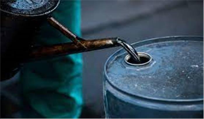 कच्चे तेल की कीमतों में आई गिरावट , पेट्रोल - डीजल के दाम में की गई कटौती 

