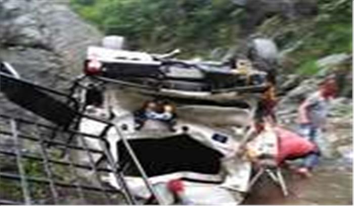 अल्मोड़ा में हुआ दर्दनाक हादसा, अनियंत्रित वाहन 50 गहरी  फीट खाई में गिरी, 3 लोगों की मौके पर मौत