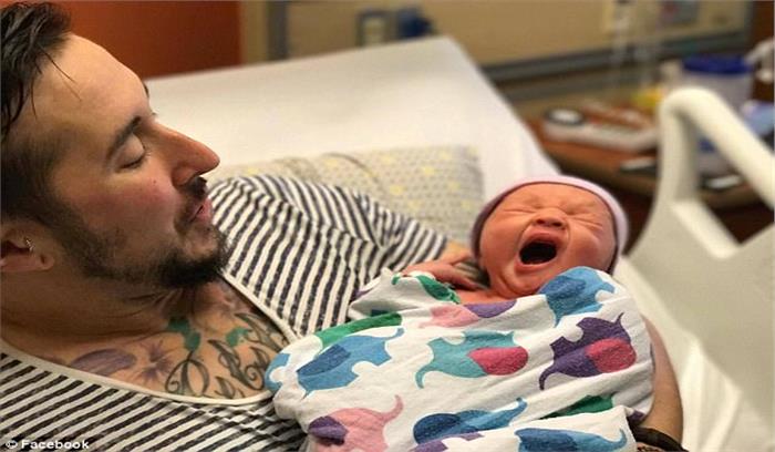 अमेरिका के ट्रांसजेंडर पुरुष ने दिया बच्चे को जन्म, समलैंगिक जोड़े ने ऐसे किया स्वागत