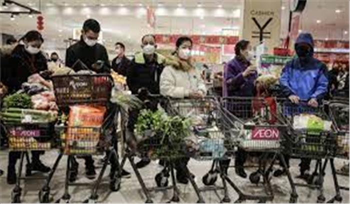 चीन में सुपरमार्केटों के बाहर लंबी - लंबी कतारें , सरकार ने एक निर्देश से लोगों में दहशत 