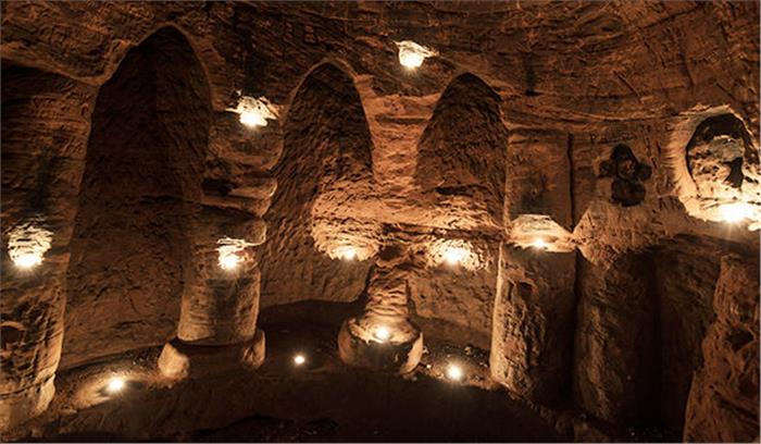 फोटोग्राफर ने ढूंढ़ निकाली 700 साल पुरानी गुफा, वर्षों से खेत के नीचे दबी थी