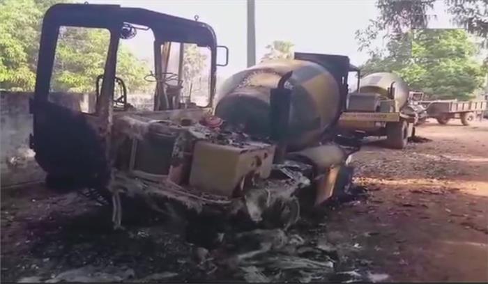 बीजापुर में नक्सलियों ने ‘विकास’ पर लगाया ब्रेक, 4 गाड़ियों को किया आग के हवाले, ठेकेदार की भी हत्या
