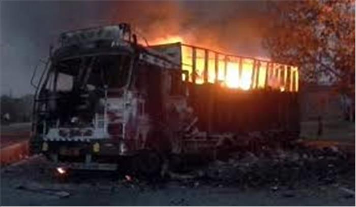 नक्सलियों ने गाजियाबाद के 3 युवकों को जिंदा जलाया, ट्रक में लदा सामान भी गायब