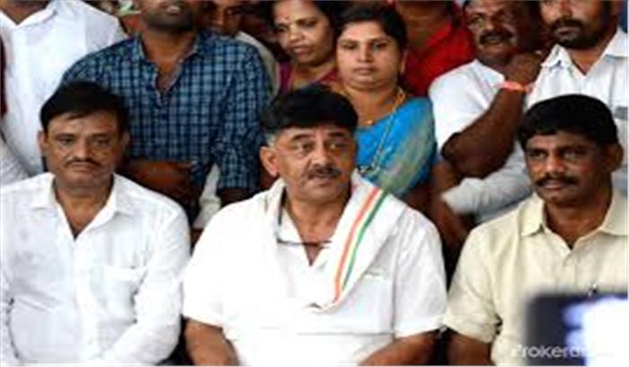 कर्नाटक कांग्रेस अध्यक्ष डीके शिवकुमार और सांसद भाई के घर समेत 15 ठिकानों पर CBI की रेड , कांग्रेसियों का हंगामा