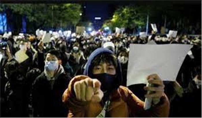 चीन में जिनपिंग के खिलाफ बगावत! , कोरोना पॉलिसी के विरोध में सड़कों पर उतरी भीड़ , कई शहरों में हिंसा