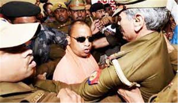 CM योगी के कार्यक्रम में हथियार लेकर घुस गया शख्स , 4 पुलिसकर्मियों किए गए सस्पेंड

