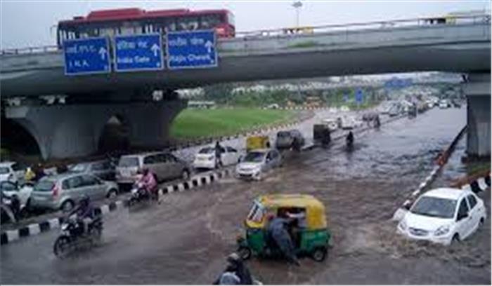 बारिश की फुहारें बनी दिल्लीवासियों के लिए मुसीबत, आम जनजीवन अस्त-व्यस्त
