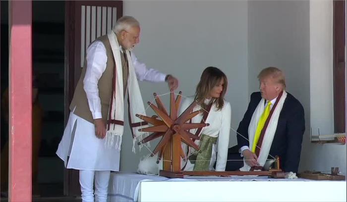 Donald Trump LIVE : अहमदाबाद पहुंचे डोनाल्ड ट्रंप , बापू को सूत की माला पहनाकर दौरे की शुरुआत