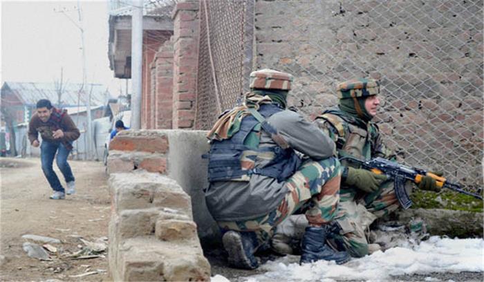 जम्मू-कश्मीर के अनंतनाग में आतंकियों-सुरक्षाबलों के बीच मुठभेड़ जारी, लश्कर के आतंकी बशीर लश्करी को घेरा