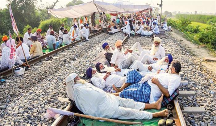 किसानों का रेल रोको अभियान LIVE - दिल्ली में कई मेट्रो स्टेशन बंद , देश में कई जगह रोकी ट्रेनें 


