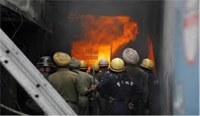 दिल्ली के नरेला इलाके की प्लास्टिक फैक्ट्री में लगी आग, एक की मौत व एक गंभीर घायल, कई लोग अंदर फंसे

