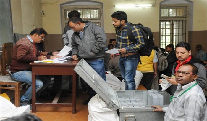 LIVE - गुजरात विधानसभा चुनावों में सुबह 12 बजे तक महज 31 फीसदी मतदान, युवाओं में दिखा जोश