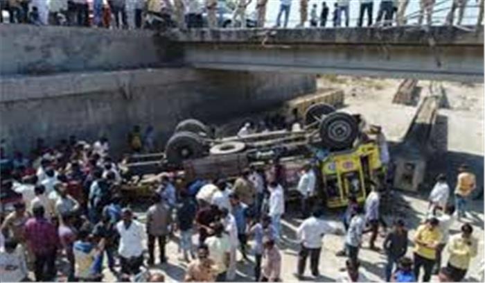गुजरात में अनियंत्रित ट्रक पुल से नीचे गिरा, 7 लोगों की मौत और 24 घायल 