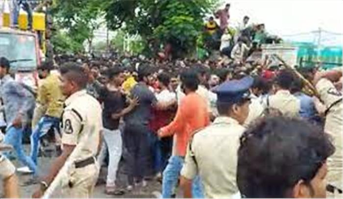 हैदराबाद : IND - AUS T20 मैच के टिकट को लेकर हंगामा - लाठीचार्ज -भगदड़ , कई लोग घायल