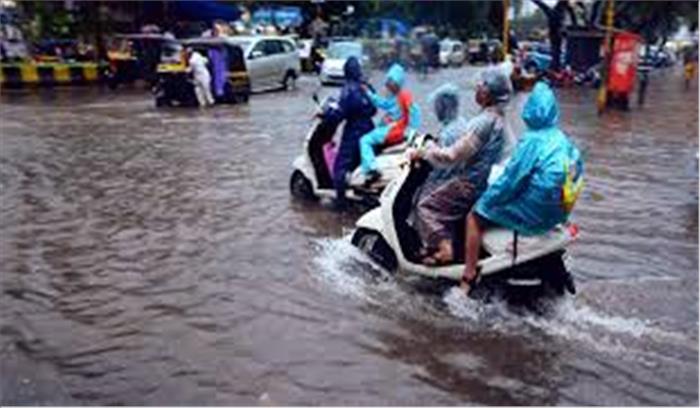 मूसलाधार बारिश से मुंबई और गुजरात हुआ पानी-पानी, 2 लोगों की मौत 3 जख्मी