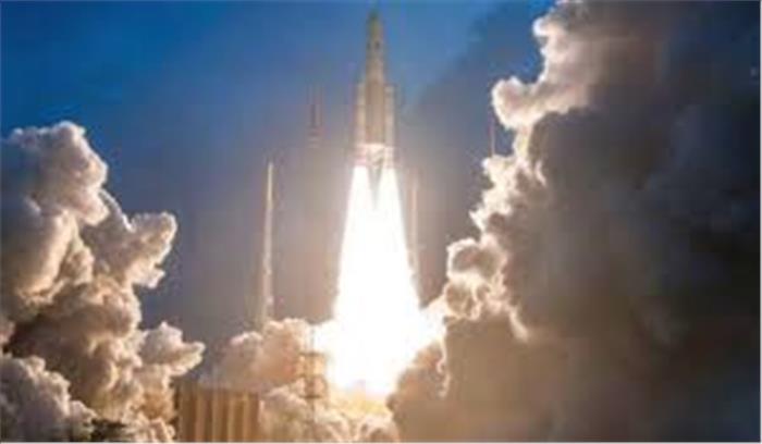 इसरो ने सबसे भारी उपग्रह जीसैट-11 को अंतरिक्ष में भेजकर लगाई एक और छलांग, इंटरनेट के कम स्पीड से मिलेगी निजात