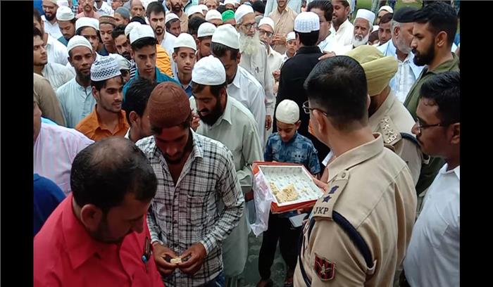 जम्मू कश्मीर में अमन की ईद , मस्जिद के बाहर नमाजियों से गले मिले पुलिसवाले, लोगों को बांटी मिठाई