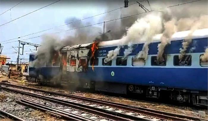 LIVE - अग्निपथ स्कीम के विरोध में युवाओं का हिंसक प्रदर्शन , ट्रेनों में आग लगाई , सड़कों पर प्रदर्शन तोड़फोड़