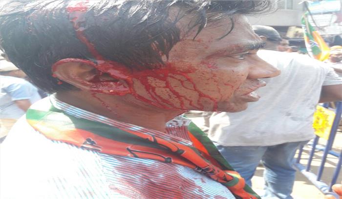 कोलकाता में ममता सरकार के खिलाफ प्रदर्शन कर रहे भाजपाइयों पर जमकर लाठीचार्ज, कई नेता घायल