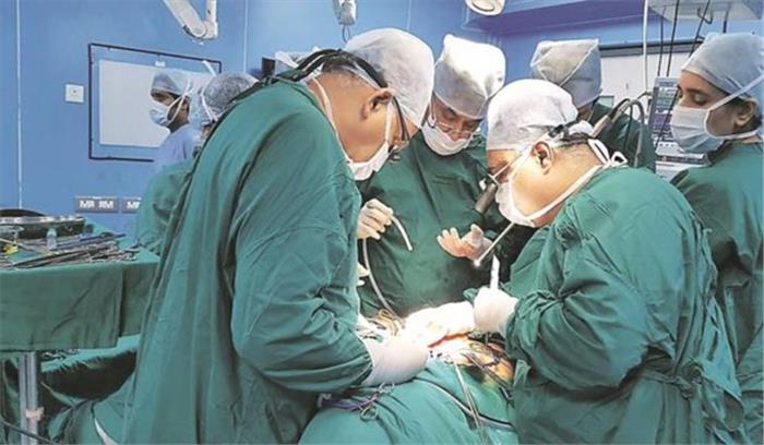 कोलकाता के डॉक्टरों ने की ऐतिसाहिक 25 सर्जरी , बकरे के कान से मरीजों की विकृतियों को किया दूर  
