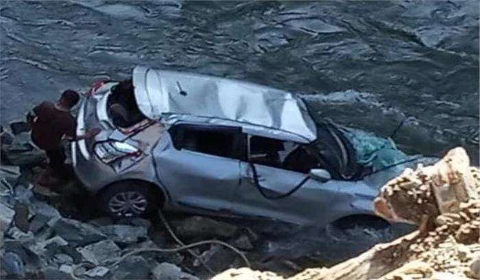 उत्तराखंड - बैजरो बाजार से खाना खाकर घर जा रहे PWD के जूनियर इंजीनियर की कार नदी में गिरी , हादसे में मौत
