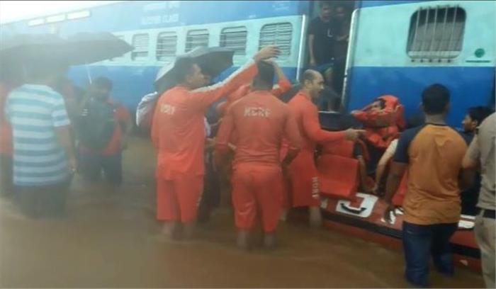 मुंबई LIVE : बदलापुर में रेलवे ट्रैक पर 2 फीट पानी, 17 घंटे बाद महालक्ष्मी एक्सप्रेस में फंसे सभी 700 यात्री को ट्रेन से निकाला गया