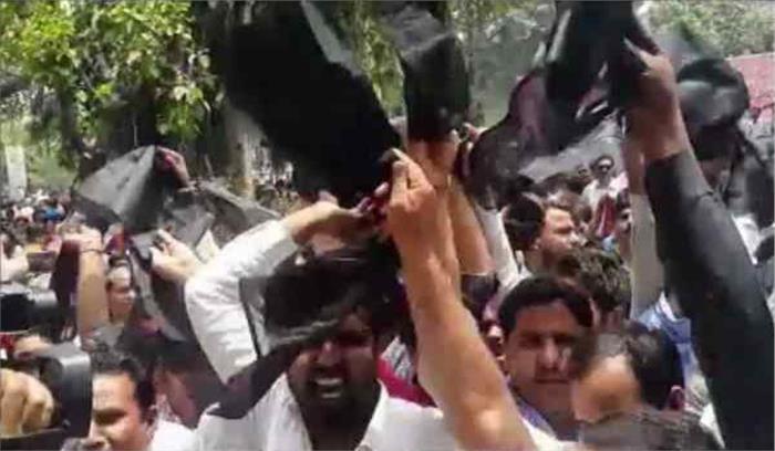 मेरठ की रैली में योगी को दिखाए काले झंडे, कार्यकर्ता और प्रदर्शनकारियों के बीच जमकर मारपीट