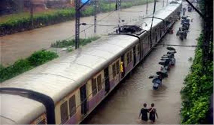 भारी बारिश के बीच रेलवे ट्रैक पर फंसी बड़ोदरा एक्सप्रेस, एनडीआरएफ यात्रियों को निकालने में जुटी 