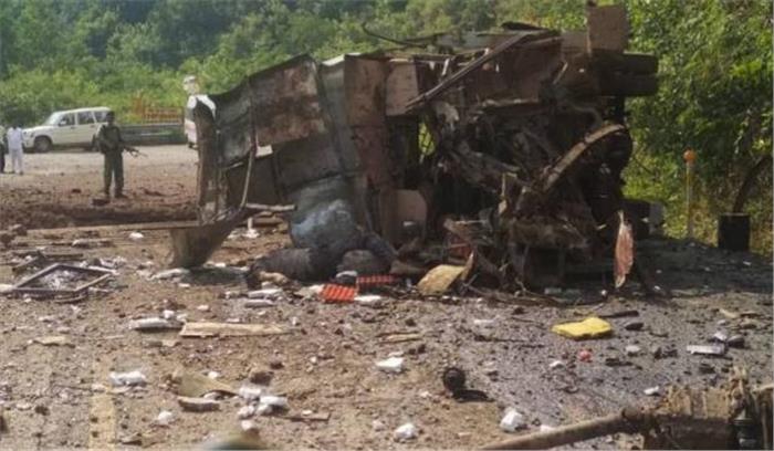 Breaking News- नक्सलियों ने मोदी के दौरे से पहले धमाका कर CISF का वाहन उड़ाया, 2 जवान शहीद, 3 स्थानीय लोगों की मौत