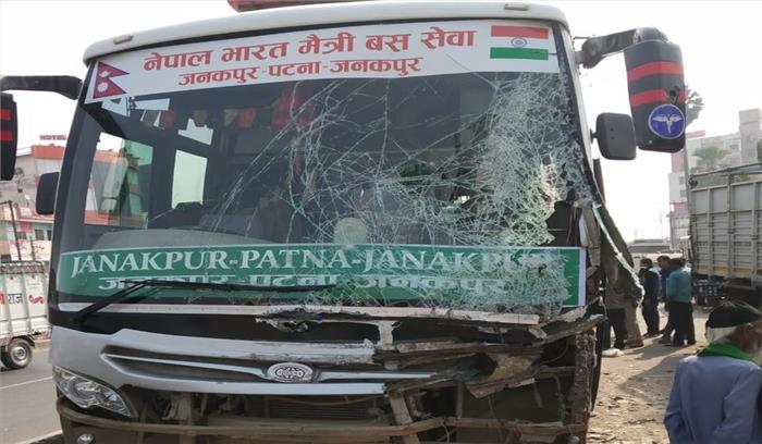 नेपाल-भारत मैत्री बस मुजफ्फरपुर में दुर्घटनाग्रस्त, कई यात्री घायल
