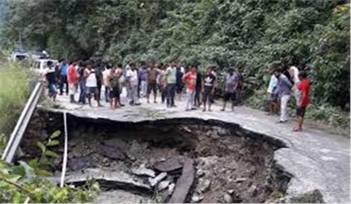 भारी बारिश से सिक्किम में भारी भूस्खलन, 2 इलाकों को जोड़ने वाला पुल टूटा 