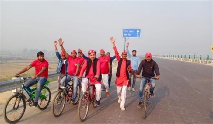 पीएम मोदी से पहले सपा कार्यकर्ताओं ने कर दिया पूर्वांचल एक्सप्रेस-वे का उद्घाटन , चढ़ाए फूल - चलाई साइकिल

