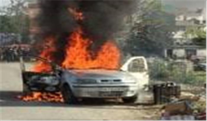 प्रेमनगर में पेट्रोल पंप के बाहर कार में लगी आग, सवारों ने कूदकर बचाई जान