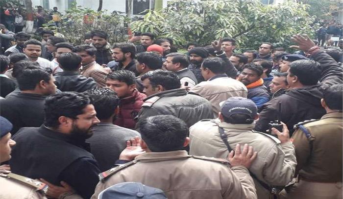 देहरादून - अंबाला में कश्मीरी युवकों को 24 घंटे में घर खाली करने को कहा, पुलिस प्रशासन ने दिया सुरक्षा का आश्वासन
