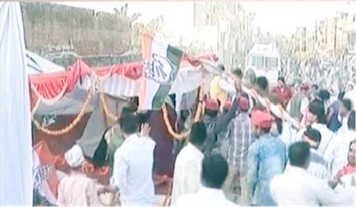 इलाहाबाद में बाल-बाल बचे राहुल-अखिलेश, रैली के लिए तैयार किया गया मंच गिरा