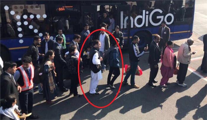 सुरक्षा घेरा छोड़ राहुल गांधी एयरपोर्ट पर बस की लाइन में लगे, फोटो हो रहा वायरल