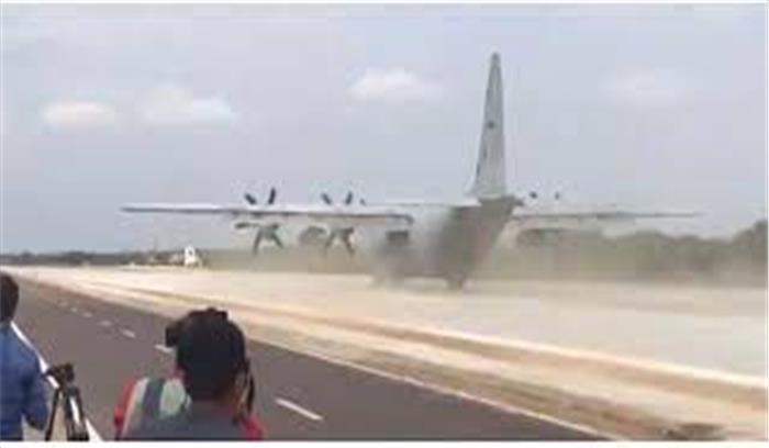 पाकिस्तान बॉर्डर से कुछ किमी दूर भारत ने किया शक्ति परीक्षण , हाईवे पर उतारे लड़ाकू विमान

