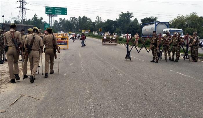 LIVE - रामपुर बॉर्डर पर भारी सुरक्षाबल तैनात , शहर के चप्पे-चप्पे पर बैरिकेडिंग , हंगामा करने वालों पर होगी खख्त कार्रवाई

