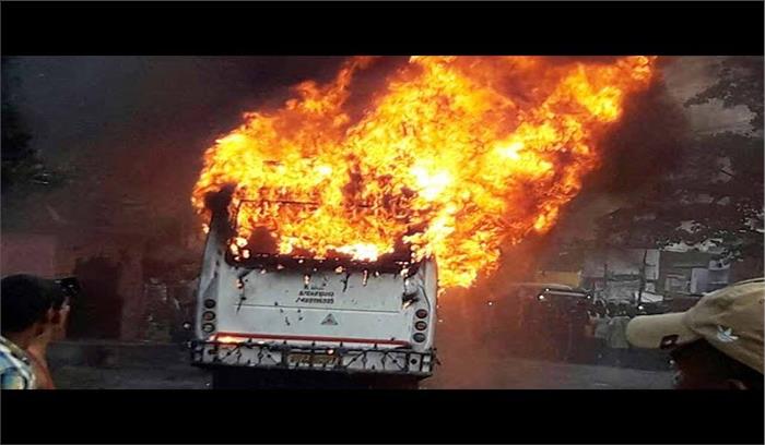 आगरा-लखनऊ एक्सप्रेस-वे पर आग का गोला बनी बस, टायर फटने से हुआ हादसा,बाल-बाल बचे यात्री  