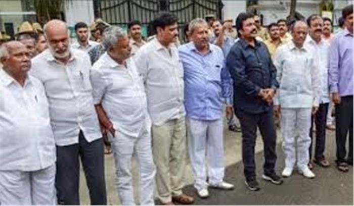 सुप्रीम कोर्ट ने कर्नाटक के अयोग्य ठहराए गए 17 विधायकों को दी राहत , लड़ सकेंगे चुनाव