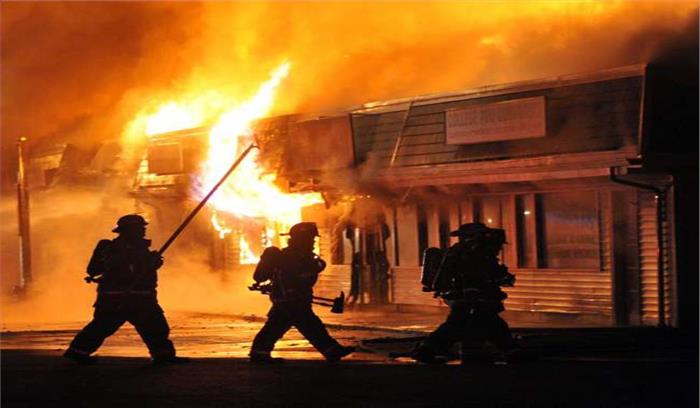 हल्द्वानी में सेनेट्री शोरूम में लगी आग, करोड़ों के नुकसान की खबर