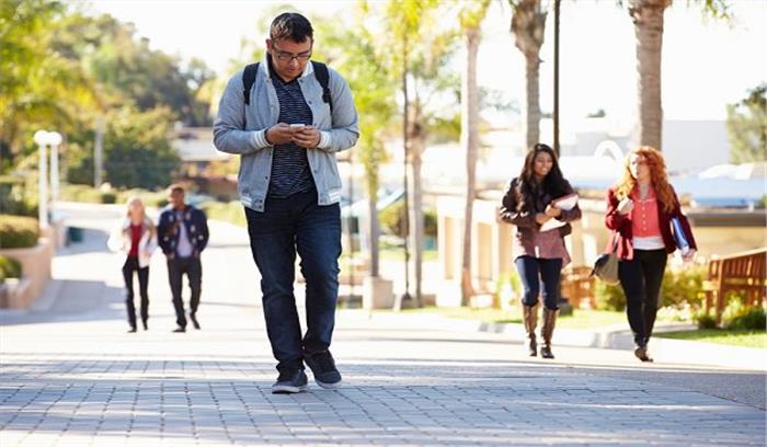 Smartphone ने बदल दिया लोगों के चलने का तरीका, जानिए क्या आईं खामियां

