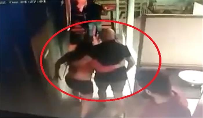 नशे में चूर सोनाली की CCTV फुटेज उजागर , आईजी बोले - जबरन ड्रग्स पिलाई गई , फिर दोनों आरोपी उसे ले गए