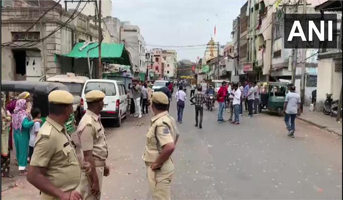 गुजरात - वडोदरा में रामनवमी शोभायात्रा पर पथराव , मौके पर पुलिस - प्रशासन की टीमें पहुंची , आंध्रा में मंदिर में आग लगी